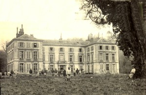 militaires au château du Grand-Val- carte postale envoyée en 1922